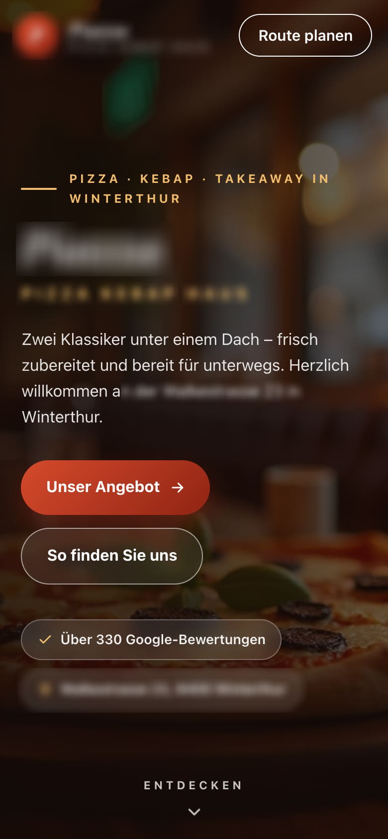 Handy-Ansicht der von uns gebauten Website: ein warmes Foto füllt die Ansicht, darüber eine verpixelte Wortmarke, eine grosse Überschrift, ein kurzer Absatz und zwei Schaltflächen.