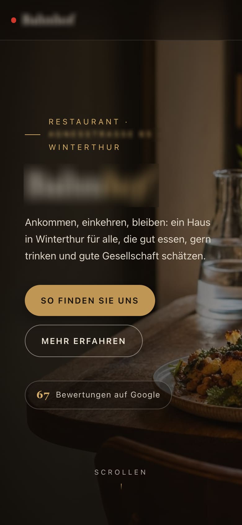 Handy-Ansicht der von uns gebauten Website: ein dunkles Foto eines gedeckten Tisches, darüber eine verpixelte Wortmarke, eine teilweise verpixelte Zeile mit der Adresse, eine grosse verpixelte Überschrift, zwei Sätze und zwei Schaltflächen.